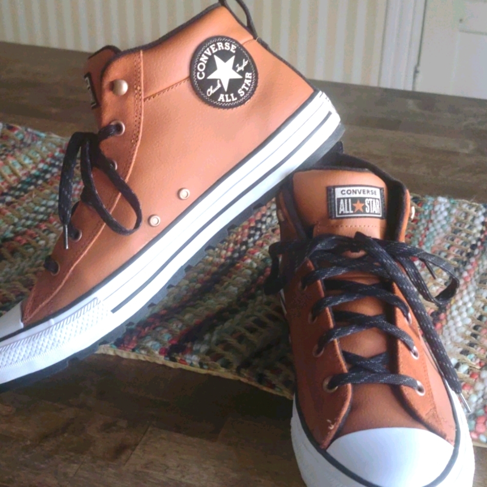 Tennis shoes